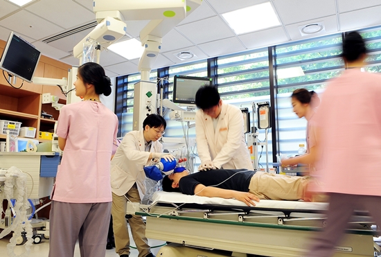 100억 원을 투입해 응급실 시스템 정비를 마친 삼성서울병원이 스마트 ER 체제 가동을 시작했다.