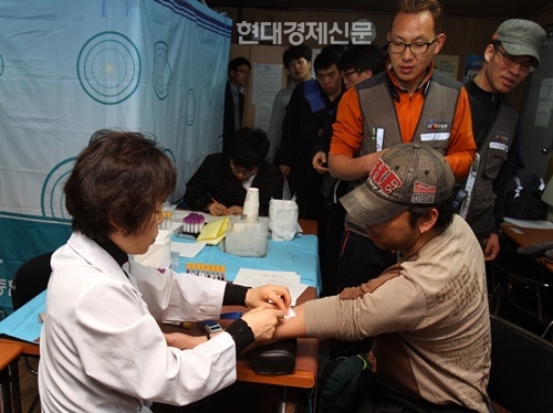 지난 24일 오전 강서구 가양동에 위치한 CJ대한통운 서울 강서지점에서 택배기사들이 종합건강검진을 받고 있다.
