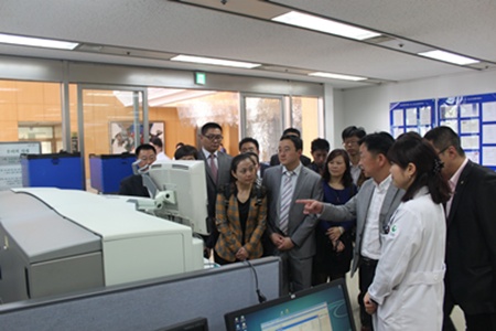 한국 연수 프로그램에 참가한 중국녹십자 우수직원 20여명이 지난 24일 녹십자의료재단의 검사시설을 둘러보고 있다.