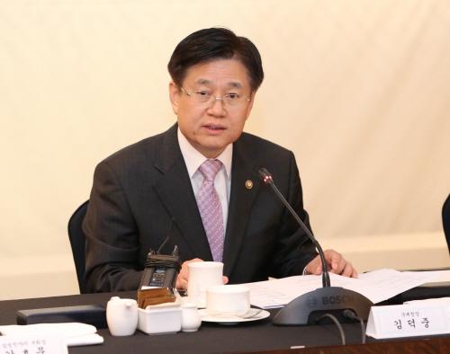 김덕중 국세청장이 10일 대한상의 초청 간담회에서 올 국세행정 기조를 설명하고 기업들의 애로를 청취했다.