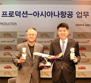 송승환 PMC 프러덕션 회장(왼쪽)과 송석원 아시아나항공 여객마케팅 상무(오른쪽)