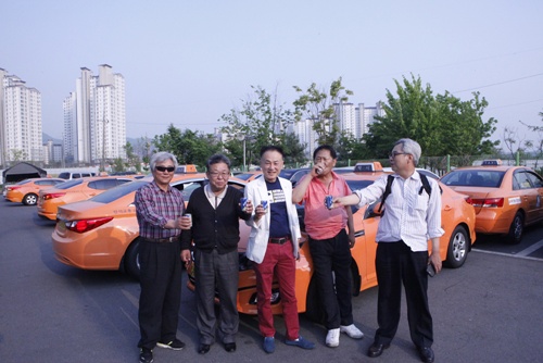 송파구 택시업체 흥덕기업 택시기사들이 운행에 앞서 프리미엄레시피를 마시고 있는 모습.