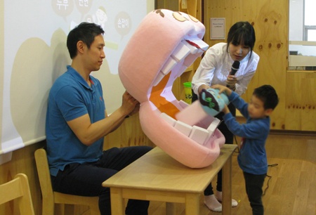 한미약품이 약사∙치위생사가 함께하는 ‘어린이 구강건강 캠페인’을 서울지역 유치원에서 진행하고 있다.