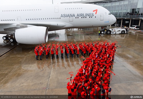 지난 26일 아시아나항공은 프랑스 툴루즈에 위치한 에어버스 항공기 인도센터에서 A380 1호기 인수 행사를 가졌다. 이를 기념해 에어버스 직원들이 아시아나항공의 상징인 윙(Wing) 로고를 형상화하고 있다.