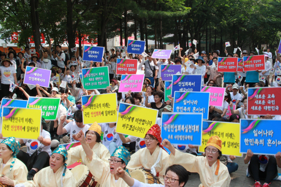 지난 7일 천안 아라리오광장에서 국학회원 및 시민들이 국민인성회복 실천 대회를 갖고 있다.