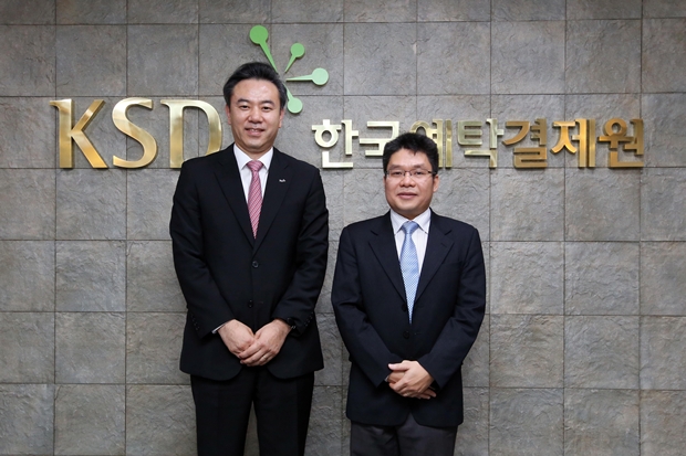 한국예탁결제원 유재훈 사장(왼쪽)과 베트남 국가증권위원회 부위원장 응웬 따인 롱