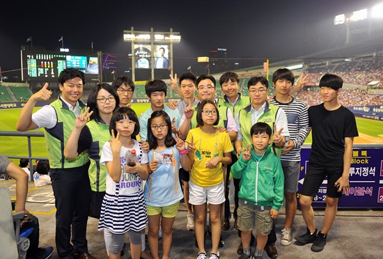 지난 26일 잠실야구장에서 팔도나눔봉사단이 서울 구세군 후생원 아이들과 함께 기념사진을 찍고 있다.