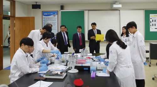 한미약품 박노석 이사가 최근 한국바이오마이스터고교를 방문해 바이오제약과의 교육시설 및 교육과정을 둘러보고 있다. <사진=한미약품 제공>