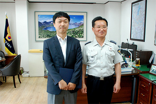 문정민 SK증권 차장(왼쪽)이 김상철 영등포경찰서장으로부터 표창장을 받고 기념촬영을 했다. <사진=SK증권 제공>
