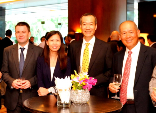 지난 26일 총 5억4200만달러의 싱가포르 LNG터미널 3단계 공사 단독계약을 축하하는 리셉션에서 최치훈 삼성물산 사장(오른쪽 두번째)와 밥 찬 싱가포르 LNG터미널공사 회장(오른쪽 첫번째)이 담소를 나누고 있다.