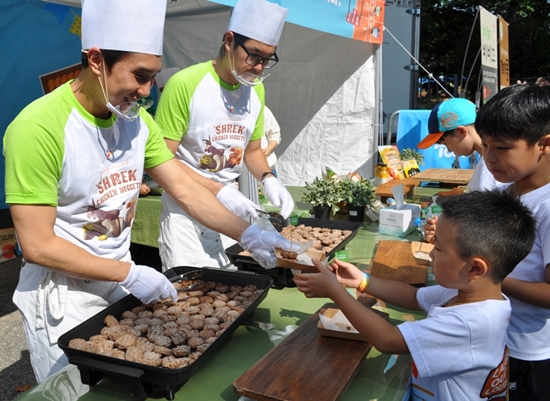 지난 13일 서울 잠실종합운동장에서 열린 투니버스 아이런 행사에서 CJ제일제당 직원들이 어린이들에게 자사 식품을 제공하고 있다. <사진=CJ제일제당 제공>