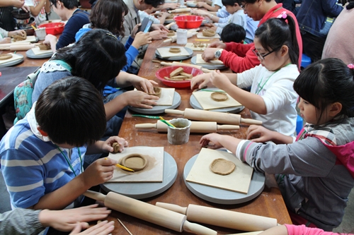 경북 고령에 위치한 개실마을에서 진행된 ‘농촌·문화마을 팜스테이’ 체험행사에서 참석 아이들이 도자기를 만들고 있다.