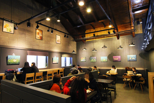 최근 아트 콜라보레이션 매장으로 조성해 오픈한 커피베이 구리역점의 모습.