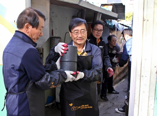 지난 7일 김용덕 효성캐피탈 대표이사(왼쪽에서 두 번째) 등 임직원 40여명이 서울시 강남구 수정마을을 찾아 '사랑의 연탄' 1천400여장을 겨울을 나기 어려운 저소득층에 직접 전달했다.