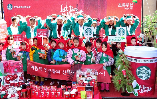 9일 스타벅스커피 코리아가 초록우산 어린이재단과 함께 소외계층 어린이 후원을 위한 ‘산타 바리스타’ 캠페인을 진행하고 있다. <사진=스타벅스 코리아 제공>