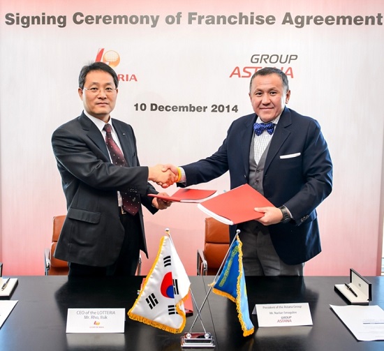 엔제리너스커피 노일식 대표(왼쪽)가 카자흐스탄 아스타나 그룹 눌란 스마그노브 대표(오른쪽)와 마스터 프랜차이즈 계약을 체결했다.