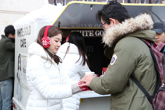 11일 오전 김연아가 신도림 디큐브시티 광장에서 시민들에게 커피를 나눠주고 있다. <사진=동서식품 제공>
