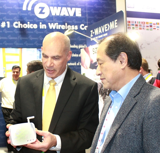 이상철(오른쪽) LG유플러스 부회장과 마크 월터 ‘지-웨이브 얼라이언스’ 의장이 ‘CES 2015’에서 홈IoT 사업전략을 논의하고 있다. <사진=LG유플러스>