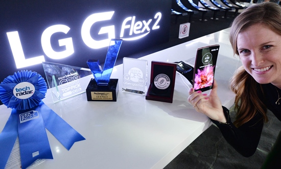 ‘CES 2015’에서 G 플렉스2가 리뷰드닷컴 에디터스 초이스 어워드를 수상해 모델이 G 플렉스2를 들어보이고 있다. <사진=LG전자>