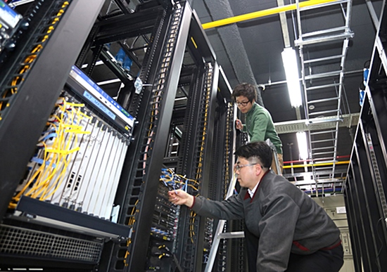 LG유플러스 직원들이 논현 IDC에서 네트워크 장비를 점검하고 있다. <사진=LG유플러스>