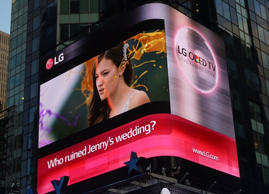 뉴욕 타임스퀘어 LG전광판에 상영되고 있는 ‘누가 제니의 결혼식을 망쳤을까’ 캠페인 영상 <사진=LG전자>