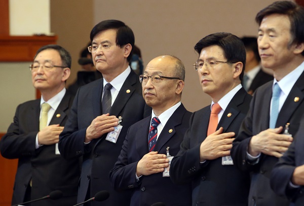 3일 오후 청와대에서 열린 국무회의에서 문형표 보건복지부 장관(왼쪽 세 번째) 등이 국기에 대한 경례를 하고 있다.<사진=연합뉴스>