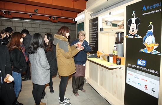 청계천 광교갤러리에 오픈한 힐링카페 ‘별일인가’에서 김종언씨가 손님들에게 직접 만든 커피를 판매하고 있다. <사진=KCC>