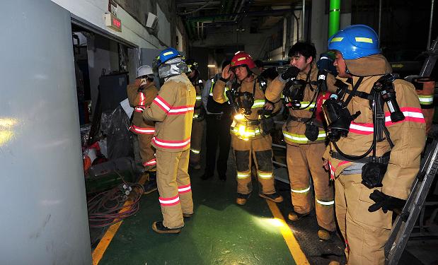 14일 이산화탄소 누출로 사상자가 발생한 경북 경주 코오롱호텔 지하 보일러실에서 소방 관계자들이 현장을 수습하고 있다.