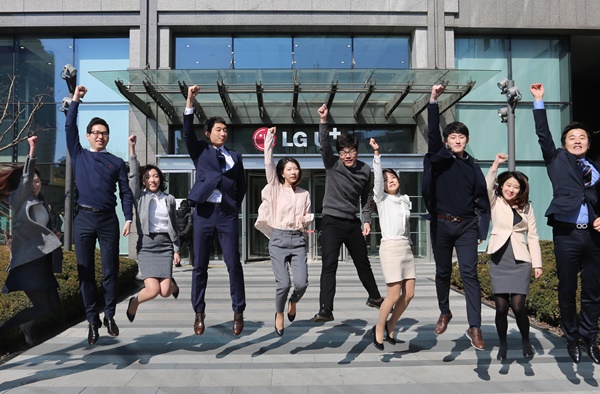 LG유플러스가 2015년 상반기 신입사원을 공개 채용한다. LG유플러스 입사 1년차 신입사원들이 서울역 본사 사옥에서 포즈를 취하고 있다. (사진=LG유플러스 제공)