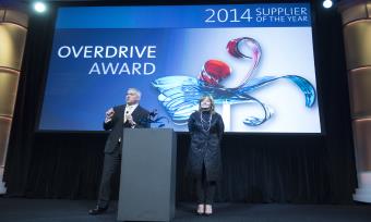 메리 바라 (Mary Barra) GM CEO와 스티브 키퍼 (Steve Kiefer) GM 글로벌 구매 부사장이 함께 수상업체들에게 상패를 수여하고 있다.<사진=한국지엠>