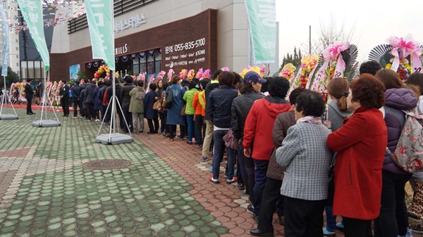 지난 20일 경남 사천 서희스타힐스 주택홍보관 앞에서 방문객들이 오픈을 기다리며 길게 줄지어 서 있다. <사진=서희건설 제공>