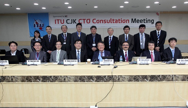 ‘ITU 한중일 CTO 자문 회의’에 참석한 KT 이동면 융합기술원장(첫번째줄 왼쪽에서 네번째) 및 관계자들이 회의 후 기념 촬영을 하는 모습.