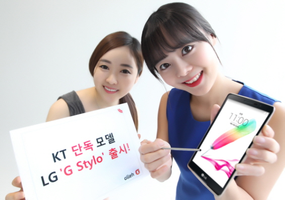 KT는 LG전자의 ‘G Stylo’를 전국 올레 매장과 올레샵(shop.olleh.com)을 통해 구매 고객을 위한 이벤트 및 할인 혜택을 제공한다고 23일 밝혔다. 사진은 모델들이 ‘G Stylo’ 출시를 소개하고 있는 모습.