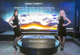 ▲ 23일(현지시간) 모스크바 임페라토르스키 요트 클럽에서 삼성전자 모델이 러시아 시장에 출시하는 SUHD TV를 선보이고 있다. <사진=삼성전자>