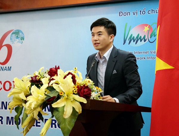 6일(베트남 현지시간) 베트남 하노이에서 열린 ‘베트남 IPv6의 날(Vietnam IPv6 Day) 2015’에서 SK텔레콤의 ‘IPv6’ 담당 고득녕 매니저가 ‘IPv6’의 LTE 상용망 적용과 관련된 기술 노하우를 현지 통신사업자들과 장비제조사들에게 설명하고 있다. 