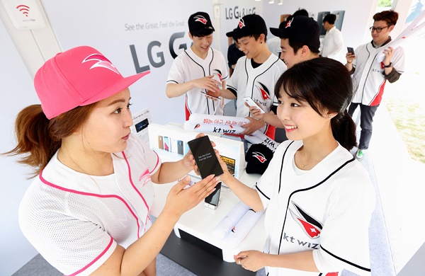 KT는 8일부터 수원 kt 위즈파크에서 열리는 kt 위즈 홈 3연전에 맞춰 LG전자 스마트폰 'G4'를 체험할 수 있는 ‘olleh GiGA WiFi, G4 체험존’을 마련했다고 밝혔다. 사진은 kt 위즈 야구팬들이 kt위즈파크 내  ‘olleh GiGA WiFi, G4 체험존’에서 ‘LG G4'를 체험해보고 있는 모습.