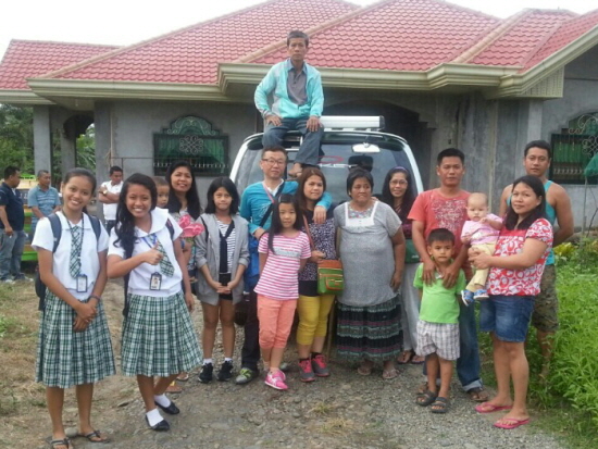 KB국민은행의 ‘다정다감’ 모국방문 프로그램을 통해 올해 1월 모국인 필리핀을 방문한 권미선씨(오른쪽 여덟번째)가 가족·친지들과 기념촬영을 하고 있다.<사진=KB국민은행>