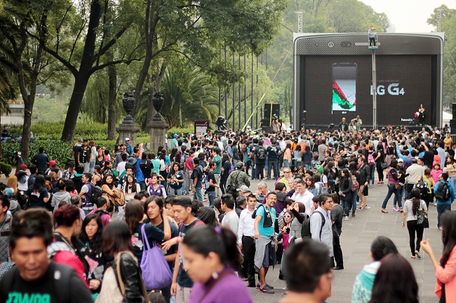 지난 13일 멕시코시티 ‘차풀테펙(Chapultepec)’에서 시민 3천여명이 'LG G4' 이색 행사에 참가하기 위해 줄서서 운집해 있는 모습. ‘차풀테펙’은 멕시코시티 서쪽 교외에 위치해 근대미술관, 박물관, 로데오경기장, 동물원 등 볼거리가 많아 세계적인 관광지로 유명하다.