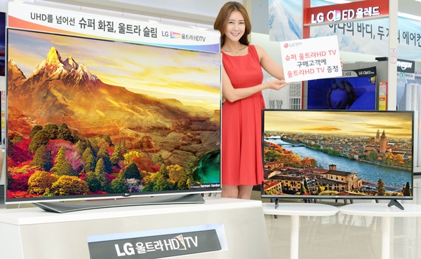 LG전자는 12일부터 이달 말까지 65형 슈퍼 울트라HD TV(65UF9500, 65UF8600)를 구매하는 고객에게 50만 원 캐시백(혹은 상품권)과 43형 울트라HD TV(43UF6700)를 사은품으로 증정한다. <사진=LG전자>