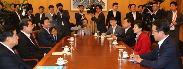박근혜 대통령이 16일 청와대를 방문한 새누리당 김무성 대표 등 여당 지도부와 대화하고 있다. <사진=연합뉴스>