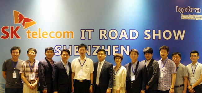 SK텔레콤은 21일 대한무역투자진흥공사(KOTRA)와 공동으로 중국 IT 산업의 메카인 선전에서 라이프웨어 브랜드 ‘UO’의 협력업체들과 중국시장 진출을 위한 ‘대중소 기업 동반 로드쇼’를 개최했다. 이 행사에서 코트라 박은균 선전 무역관장(왼쪽 여섯번째)과 화창그룹 왕보 부총감(왼쪽 다섯번째), 큐앤솔브 강재동 이사(왼쪽 첫번째), 엔비레즈 정대근 대표(왼쪽 아홉 번째) 등이 참석해 기념촬영을 하고 있다. <사진=SK텔레콤>