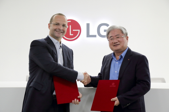 LG CNS는 일본 오이타현 이마이치 33MW급 태양광 발전소 EPC 사업 계약을 맺었다고 21일 밝혔다. 안드레아스 머스터드 소네딕스사 CEO(왼쪽)과 김대훈 LG CNS 사장(오른쪽)이 악수하고 있다. <사진=LG CNS>