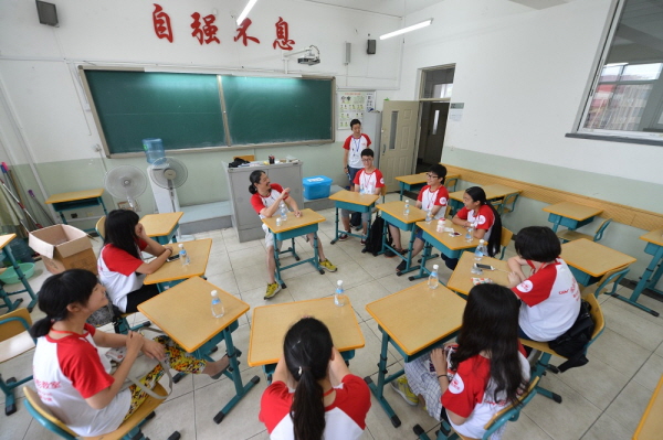 CJ CGV는 지난 1일 글로벌 사회 공헌 프로그램인 ‘2015 중국 토토의 작업실’이 성황리에 폐막했다고 4일 밝혔다. 중국 토토의 작업실에서 학생들이 수업을 듣고 있다. <사진=CJ CGV>