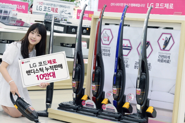 LG전자 모델이 9일 서울 동교동에 위치한 LG 베스트샵 매장에서 '코드제로 핸디스틱' 청소기를 소개하고 있다. <사진=LG전자>