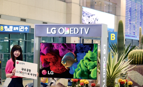 LG전자는 이달 초 인천국제공항을 시작으로 김포, 김해, 제주, 사천, 성남, 대구, 광주 등 8개 공항에 올레드 TV(55EC9310) 132대를 순차적으로 설치한다. 모델이 인천국제공항에서 LG 올레드 TV를 소개하고 있다. <사진=LG전자>