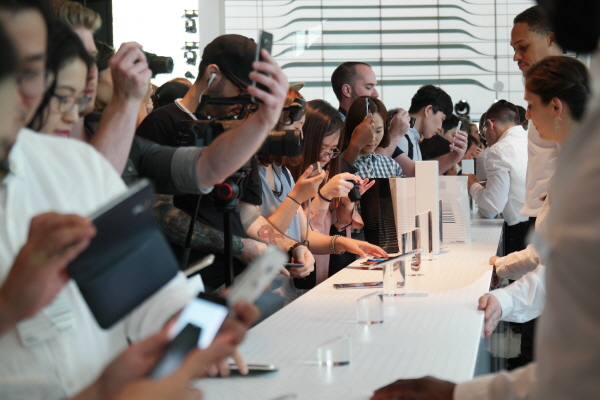 삼성전자가 13일(현지시간) 미국 뉴욕 링컨센터에서 '삼성 갤럭시 언팩' 행사를 열고 '갤럭시 노트5'와 '갤럭시 노트 엣지+'를 공개했다. 이날 행사에 참석한 글로벌 미디어 관계자들이 신제품을 체험하고 있다. <사진=삼성전자>