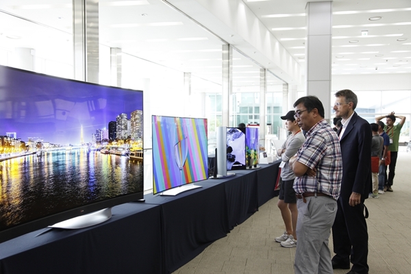 LG디스플레이는 'IMID 2015' 개막식에서 월페이퍼 TV 및 65, 77인치 UHD TV 등 OLED 제품을 전시했다. <사진=LG디스플레이>