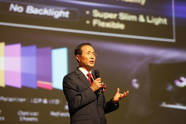 LG디스플레이 OLED 사업부장 여상덕 사장이 19일 대구 EXCO에서 개최된 'IMID 2015' 개막식에서 '우리의 삶을 변화시킬 OLED'라는 주제로 기조연설을 하고 있다. <사진=LG디스플레이>