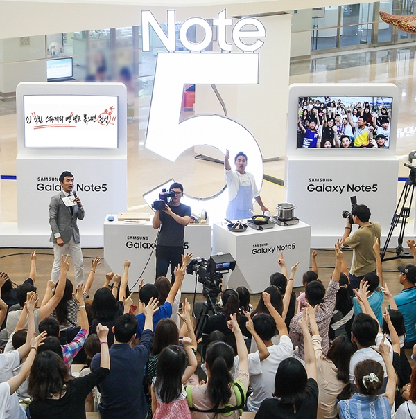 삼성전자가 '갤럭시 노트5' 출시를 기념해 이달 30일까지 서울 삼성동 코엑스몰에서 대규모 소비자 체험 행사 '노트5 로드'를 진행한다. 셰프 샘킴과 함께 하는 '노트5 클래스'가 진행되고 있다. <사진=삼성전자>