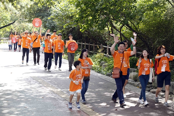 한화그룹은 지난 12일 임직원 및 가족과 일반 시민 등 300여명이 참여한 가운데 걸으며 기부하는 '한화 워킹포어스(Walking for Earth)' 행사를 남산 둘레길에서 진행했다. 